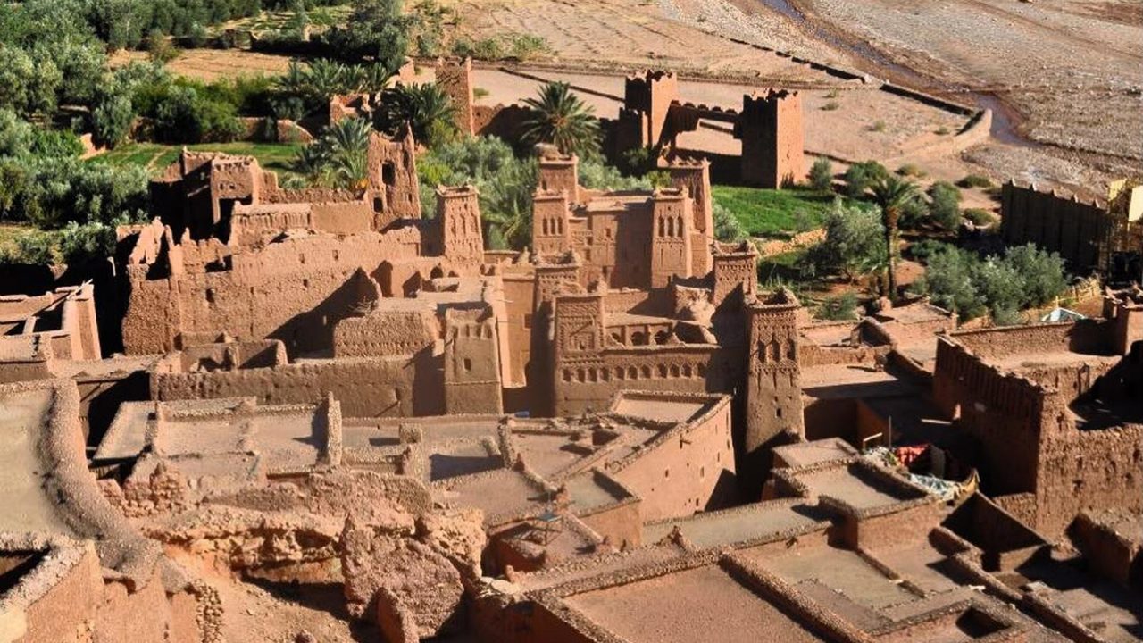 Le ksar en gradins d'Aït Ben Haddou vu depuis le lit de l'oued Ounila